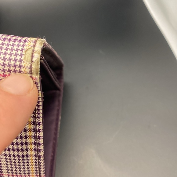 Super cute ladies wallet. All zippers and closures work as they should. - Picture 11 of 12